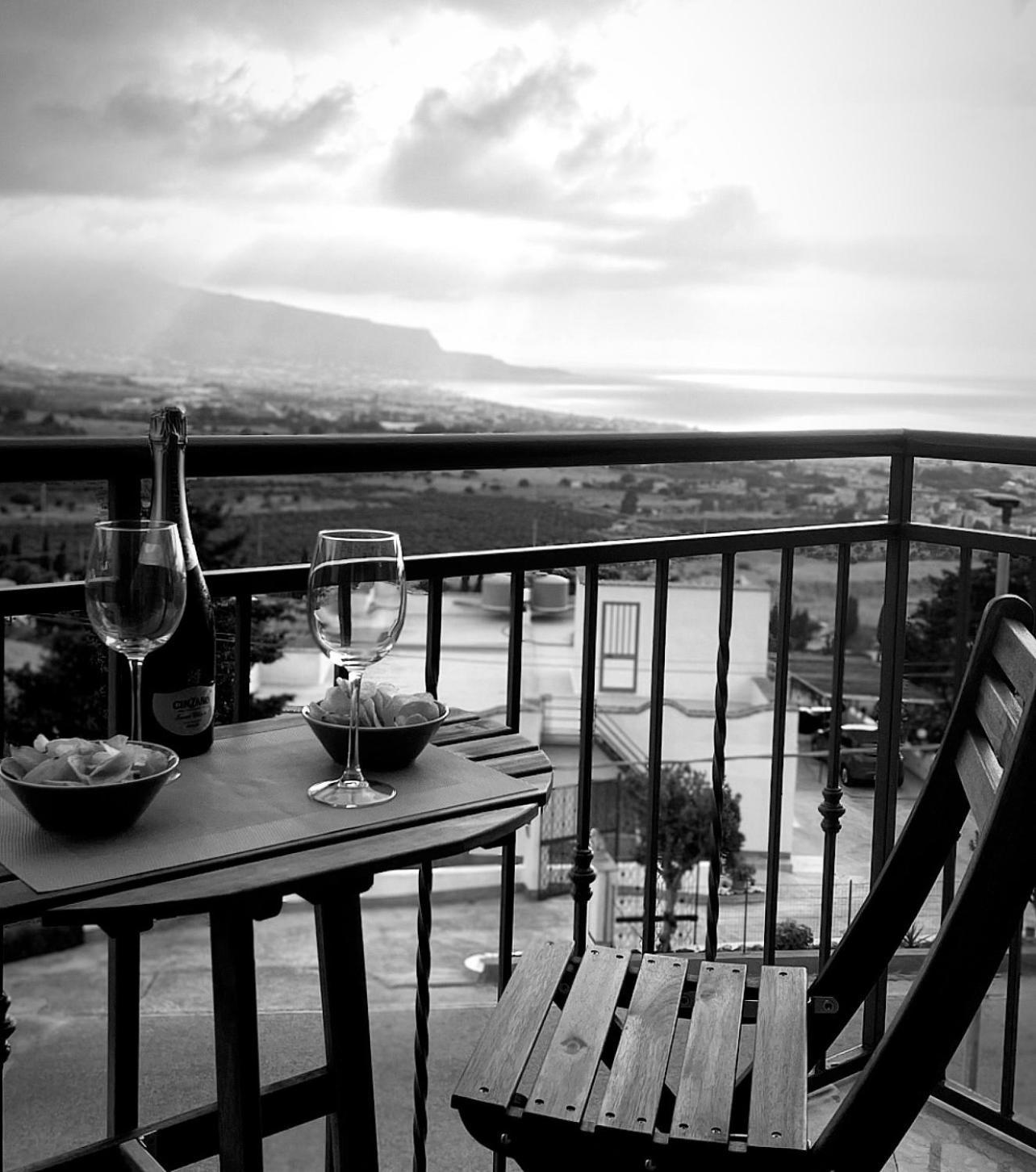 Vista Mozzafiato Villa กุสโตนาชี ภายนอก รูปภาพ